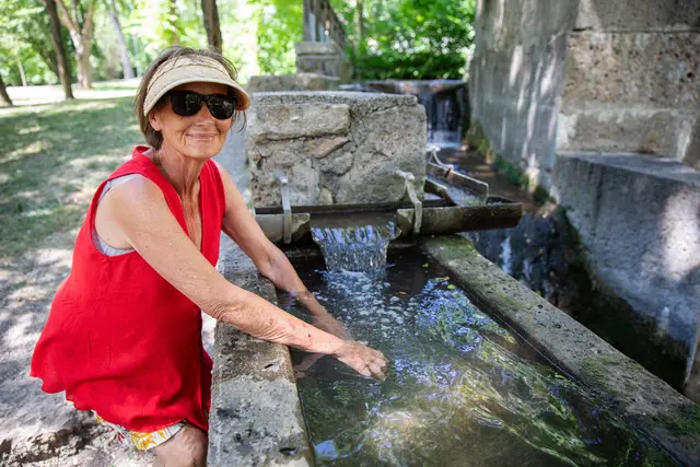 Theresia Erlach beim Kneippen im Stadtpark Ternitz. | Foto: Panorama 360