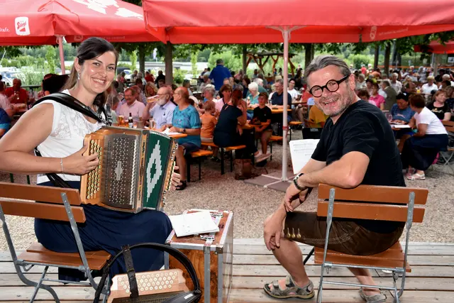 Katrin Sperneder und Regionalchorleiter Andreas Holzer. Singen mit Aussicht, eine Veranstaltung vom Chorverband OÖ, begeisterte Hunderte. | Foto: Robert Zinterhof