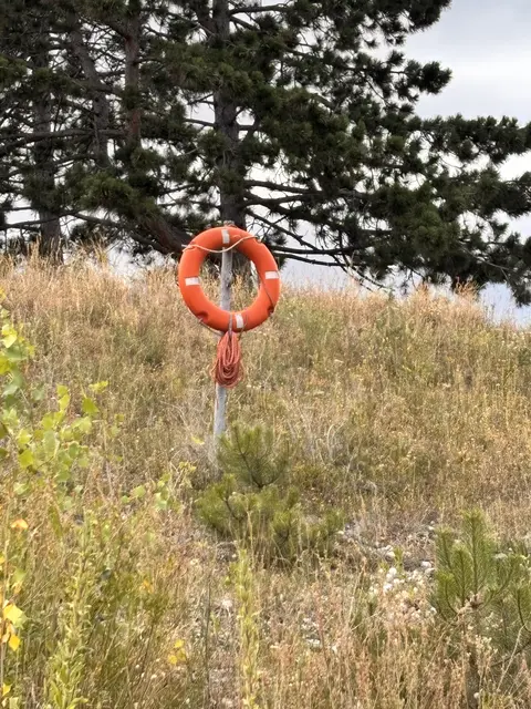 Ein Rettungsring - Symbol für den Rückgang des Wasserpegels am Föhrensee. | Foto: Zezula