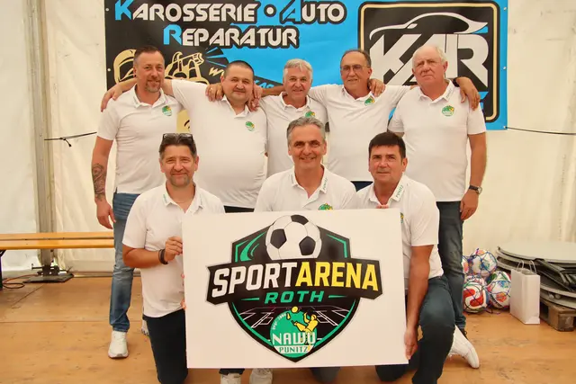 Zu Ehren von Langzeit-Obmann Christian Roth (vorne Mitte) wurde die Fußballanlage des Nawu Punitz in "Sportarena Roth" umbenannt. | Foto: Martin Wurglits