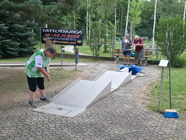 Helga Feiwickl an der Schüssel