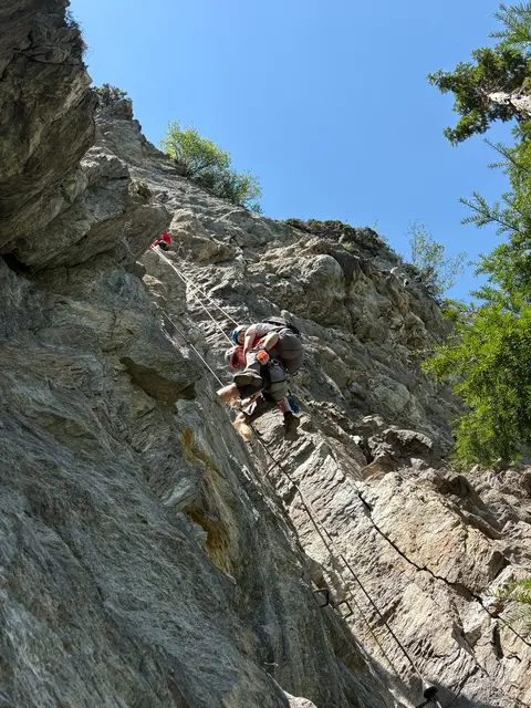 Eine verletzte Kletterin musste von der Bergrettung Mayrhofen aufwendig aus der Wand geborgen werden. | Foto: Zoom.Tirol