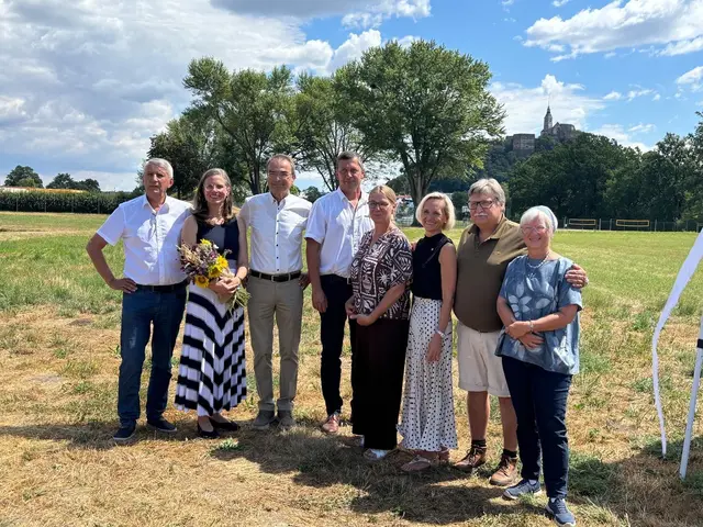 Ein Fest auf der Wiese: v. l. Vinzenz Knor, Anja Haider Wallner, Gilbert Lang, Franz Fabian, Anita Pober, Monika Rauscher, Rainer Sachwarz und Gitti Gerger.