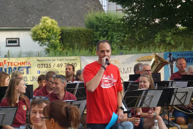 OBI Gilbert Sandner bedankte sich im Namen des Kommandos der FF Gössendorf herzlich bei allen Besucherinnen und Besuchern sowie den Kameradinnen und Kameraden, den freiwilligen Helferinnen und Helfern und den Sponsoren, die mit ihrem Einsatz und ihrer Unterstützung zum Gelingen des Festes beigetragen haben.