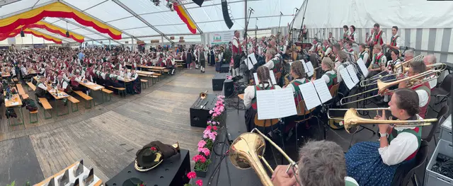 Die Musik stand im Mittelpunkt - und das Festzelt war durchgehend voll besetzt. | Foto: Hassl