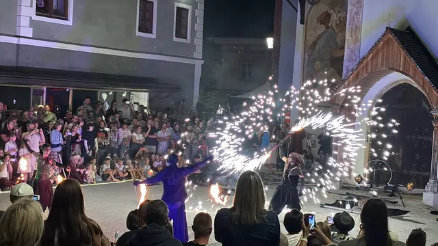 Die Feuershow bildet den Abschluss des ersten Tages