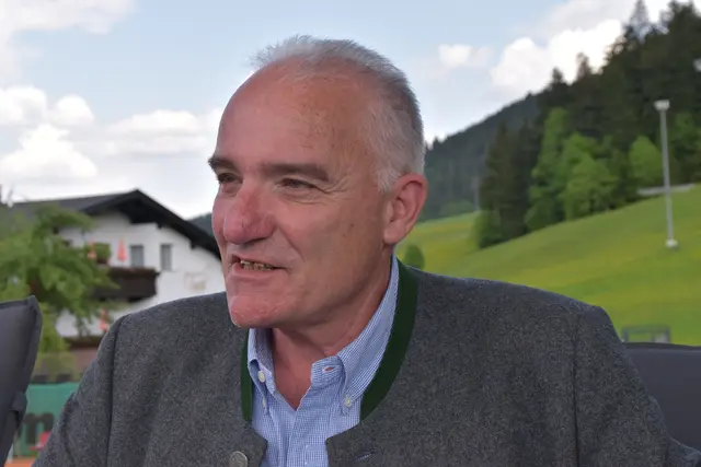 Bürgermeister Klaus Manzl muss auf der großen Medienbühne über Ellmau lesen. | Foto: Barbara Fluckinger