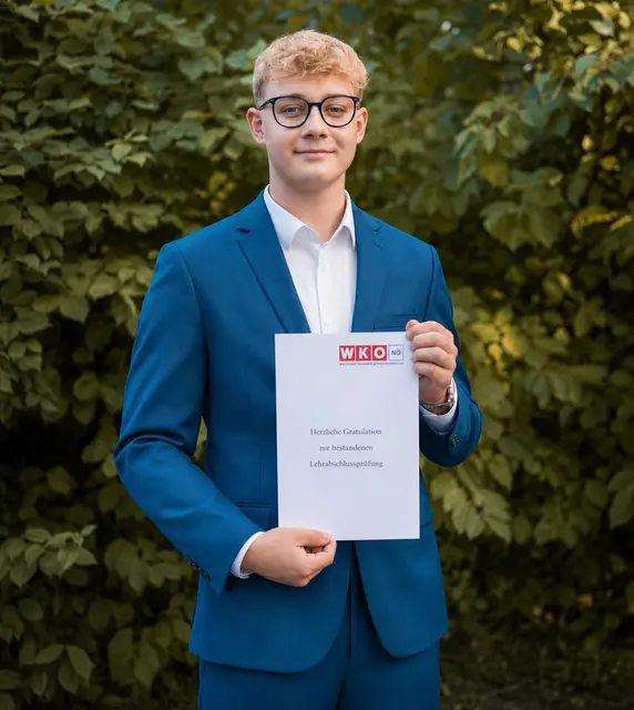 Grund zur Freude gibt es bei der Raiffeisenbank Gars am Kamp. Juniorbetreuer Fabian Roupec hat seine Lehrabschlussprüfung mit ausgezeichnetem Erfolg bestanden und damit einen wichtigen Meilenstein seiner beruflichen Laufbahn erreicht. | Foto: Privat