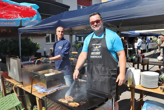 Vzbgm. Daniel Gaar war am Stand der FPÖ Dobl-Zwaring Grillmeister | Foto: Edith Ertl