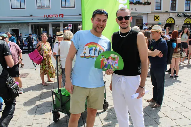 Die Grünen unterstützen die Pride seit ihrem Beginn: Michael Diller, Gemeinderat Wiener Neustadt, und Redner David Fürtinger, Gemeinderat Natschbach (Bezirk Neunkirchen). | Foto: Schauer