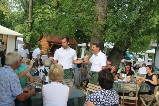 Gespräche mit Lokalpolitikern ...