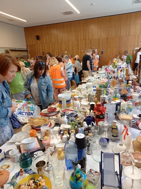 Unzählige Besucher strömten zum Flohmarkt ins Kolpinghaus Vöcklabruck. | Foto: Kolpingsfamilie Vöcklabruck