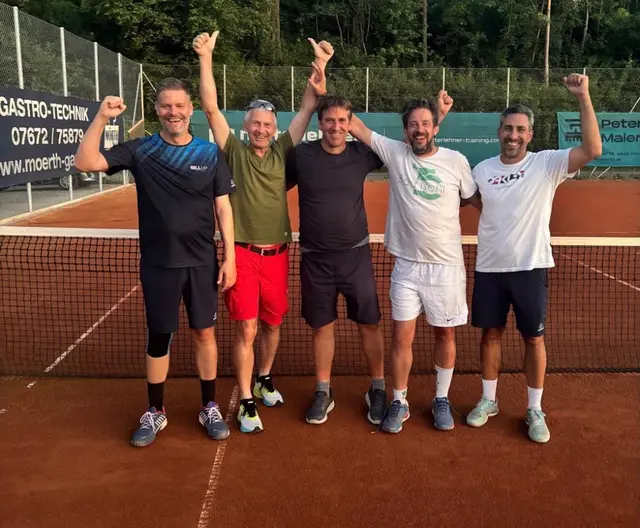 Markus Bartl, Udo Plamberger, Roland Lechner, Peter Rutzendorfer und Fernando Martin Hoyos jubeln über den +45-Landesmeistertitel. | Foto: TC Bad Ischl