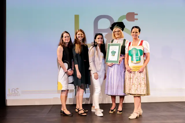 Küchenleiterin Sabine Koschuch (2.v.r.) und Johanna Lampl (r.), Leiterin des Lehrlingshauses Eibiswald, freuen sich über die Auszeichnung mit der "Grünen Haube", verliehen von Silvia Marchl (l.) und Sura Dreier von "Styria Vitalis", hier mit Dir. Heike Stark-Sittinger Geschäftsführerin der Lehrlingshäuser Betriebs GesmbH (Mitte). | Foto: Alexandra Baier
