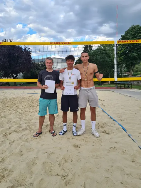 Ehrung der Landesmeister (v.l.n.r. Günter Fahrnberger (Leiter des Volleyballvereins Traismauer „Wild Tigers“), Vorisek/Kunauer) | Foto: Volleyballverein Traismauer "Wild Tigers"