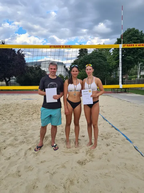 Ehrung der Vizelandesmeisterinnen (v.l.n.r. Günter Fahrnberger (Leiter des Volleyballvereins Traismauer „Wild Tigers“), Lugauer/Artner) | Foto: Volleyballverein Traismauer "Wild Tigers"