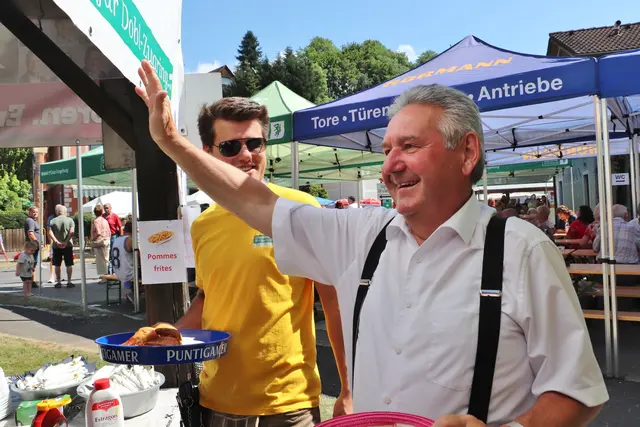 Bis bald, Bgm. Josef Niggas verabschiedet sich von den ÖVP-Kollegen, die für die Grillhendl sorgten.  | Foto: Edith Ertl