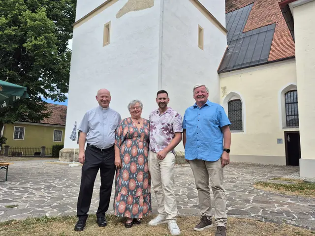 Pfarrer Herbert Kernstock, Vorsitzende des Wirtschaftsrates Brigitte Kraker, Malermeister Kelemina und Bürgermeister Johann Haberl | Foto: Andrea Stelzer