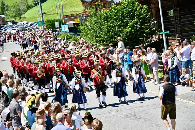 Nicht nur die Hütte war an den Abenden voll, sondern auch die Straße bei der Marschmusikbewertung. | Foto: Hassl