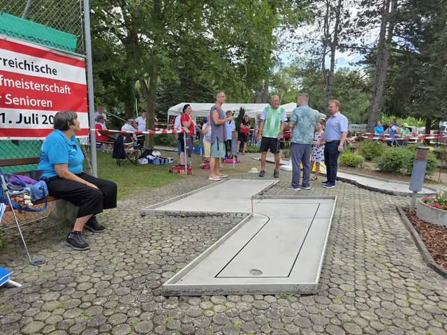 Bürgermeister Christoph Artner welcher sich selbst ein Bild der Meisterschaften in der Gemeinde macht und den Herzogenburger Favoriten Egon Stingl anfeuert.