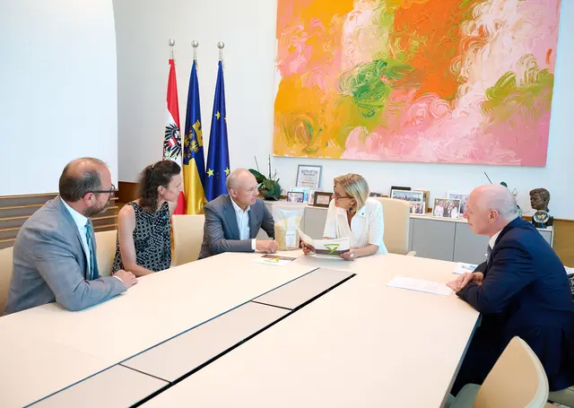  ecoplus Prokurist Bernhard Ebner, ecoplus Projektmanagerin Sigrid Meischl, Georg Bamberger, Geschäftsführer Soy Austria Produktions GmbH, Landeshauptfrau Johanna Mikl-Leitner und ecoplus Geschäftsführer Helmut Miernicki.  | Foto: NLK Pfeiffer