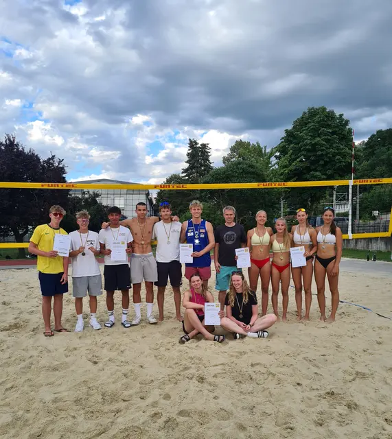 Siegerehrung mit den zwölf Medaillengewinner(innen) und Günter Fahrnberger (Leiter des Volleyballvereins Traismauer „Wild Tigers“)) | Foto: Volleyballverein Traismauer "Wild Tigers"