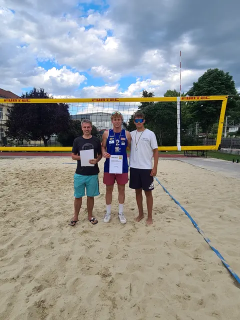 Ehrung der Vizelandesmeister (v.l.n.r. Günter Fahrnberger (Leiter des Volleyballvereins Traismauer „Wild Tigers“), Kosel/Dräger) | Foto: Volleyballverein Traismauer "Wild Tigers"