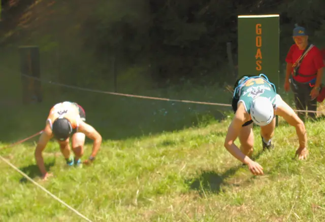 Mit Händen und Füßen: Streckenrekordler Luis Hausladen (rechts) hielt Profi-Skibergsteiger und Vorjahressieger Finn Hösch in Schach