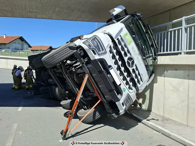 Ein spektakulärer Verkehrsunfall hat am Freitagvormittag in Steindorf für einen stundenlangen Feuerwehreinsatz gesorgt. Ein Lastwagen kippte nach der Kollision seines Ladekrans mit einer Bahnunterführung auf die Seite.  | Foto: FF Straßwalchen