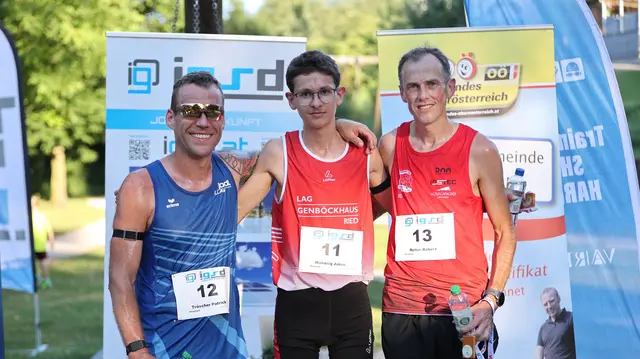 Die schnellsten Herren beim 40. Vöckla-Ufer-Lauf : Patrick Tröscher (2.), Jakob Wakonig (1.) und Robert Reiter (3. , v.l.). | Foto: Helmut Klein