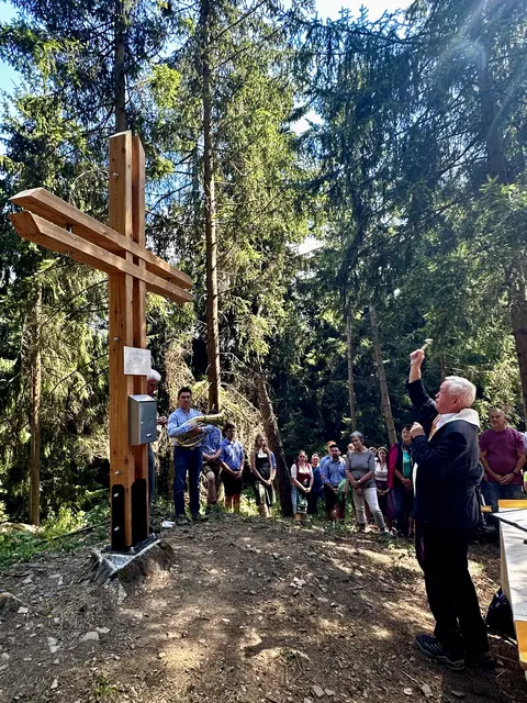 Pfarrer Peter weiht das Gipfelkreuz
