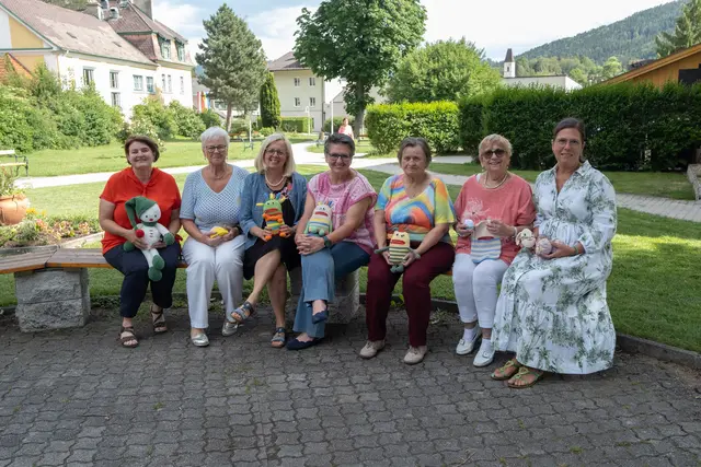 Ein Teil der Wollknäuelgruppe mit Edith Kölbl, Silvia Steiner, Sigrid Jagersberger, Heidi Schönthaler, Maria Hödl, Ingrid Hettinger und Birgit Stegmayer. | Foto: Santrucek