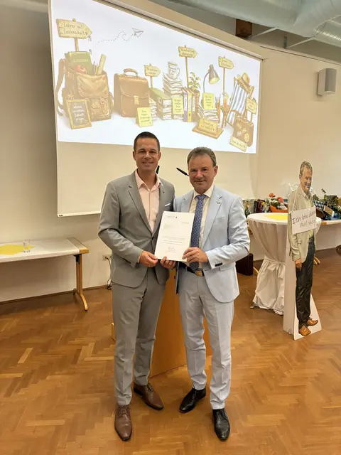 Bildungsdirektor Karl Fritthum überreicht Abteilungsleiter Alfred Grünstäudl „Dank und Anerkennung“ für sein langjähriges Engagement im Dienste der Bildung. | Foto: Bildungsdirektion NÖ