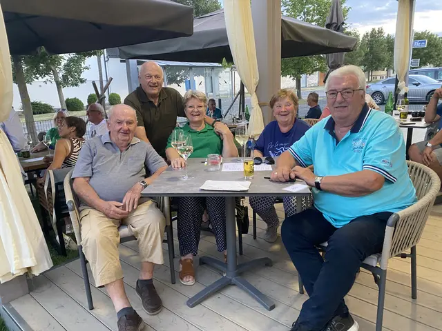 Man genoss den Abend bei einem kühlen Glaserl Wein | Foto: Gesa Buzanich