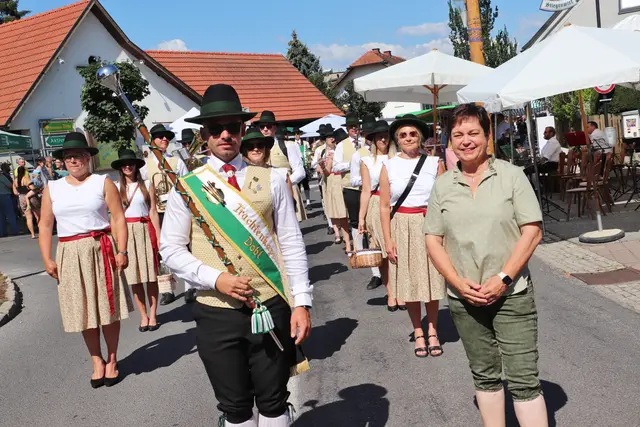 Mit dem Einmarsch der Trachtenkapelle Dobl eröffnete Bgm. Waltraud Walch offiziell den Kirta. | Foto: Edith Ertl