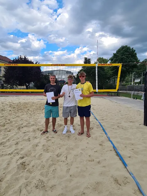 Ehrung der drittplatzierten Herren (v.l.n.r. Günter Fahrnberger (Leiter des Volleyballvereins Traismauer „Wild Tigers“), Bauer/Lachnit) | Foto: Volleyballverein Traismauer "Wild Tigers"