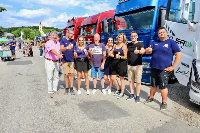 Die Gemeindevertreter rund um Bgm. Günter Müller mit dem Vorstandesteam der Lkw-Freunde Schölbing, an der Spitze Obmann Christian Gigl. | Foto: Gemeinde St. Johann