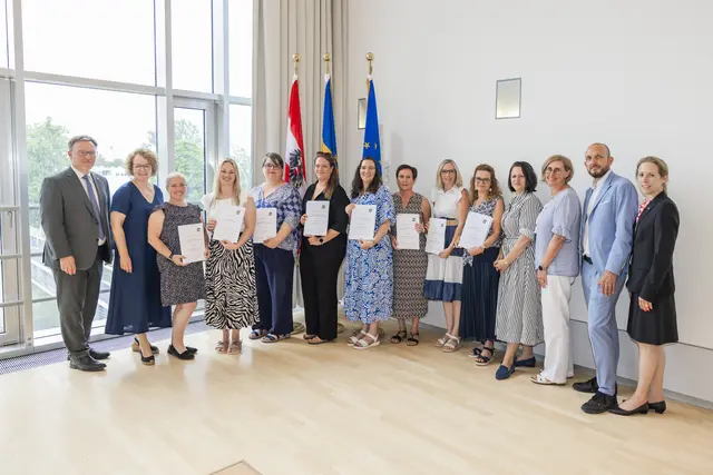 Abteilungsleiter Helmuth Sturm, Landesrätin Christiane Teschl-Hofmeister, die Absolventinnen Nicole Schwarz, Tanja Leitner, Anja Hummer, Nicole Grabner, Marion Gnigler, Alexandra Jagsch, Sigrid Payer und Heidrun Weinzierl, Kindergarteninspektorin Birgit Wallner, Fachgebietsleiterin Silvia Forstner, LPV-Obmann-Stellvertreter Michael Filz, Abteilungsleiter-Stellvertreterin Nora Wicke. | Foto: Nimo Zimmerhackl