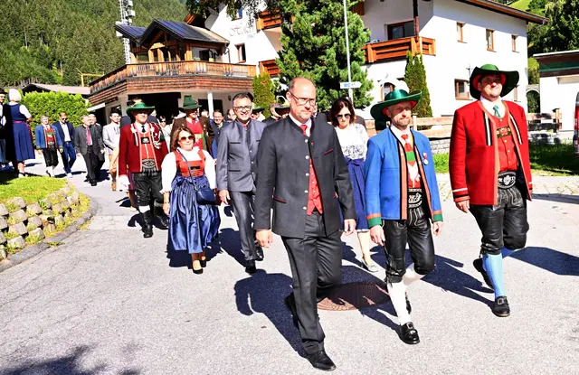 Einmarsch der Prominenz zur Festmesse. | Foto: Hassl