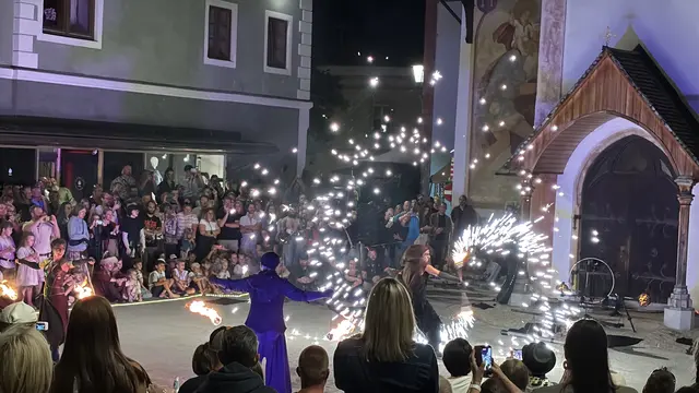 Die Feuershow bildet den Abschluss des ersten Tages