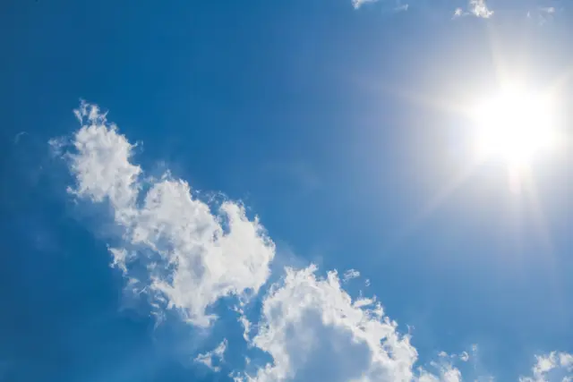 Sonne pur zum Wochenstart: Der Montag bringt sommerliche Temperaturen und strahlend blauen Himmel. (symbolfoto)  | Foto: pexels / Tuğba