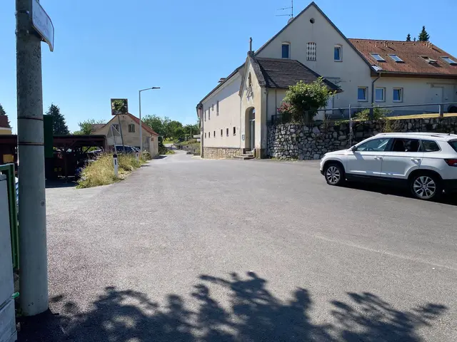 Bitte warten, heißt es auf der Steinbergstraße. Die Sanierung wurde auf 2027 verschoben.  | Foto: MeinBezirk/Markus Kropac