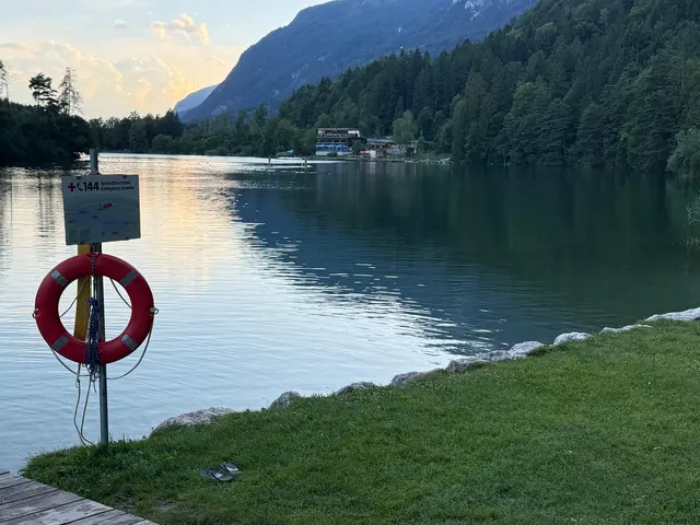 Am Reintalersee in Kramsach wurde ein 29-jähriger zum Lebensretter, als er eine in Not geratene Schwimmerin aus dem Wasser zog. | Foto: Zoom.Tirol