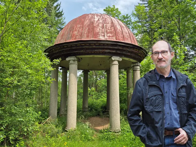 Waldviertelfan und Hobbyhistoriker Rudolf Zappe hat die Geschichte des fast vergessenen Rundtempels in Bad Grosspertholz erforscht. | Foto: Rudolf Zappe