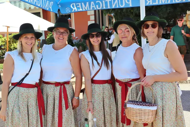 Die Marketenderinnen im hübschen Sommer-Outfit der Trachtenkapelle Dobl  | Foto: Edith Ertl