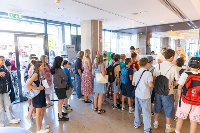 Schüler:innen die sich anstellen