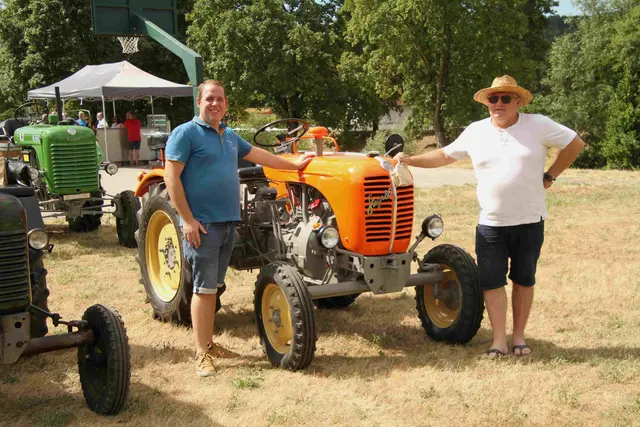 Auch der ehemalige Topstürmer Thomas Neid putzte sehr liebevoll seinen Traktor für das Oldtimertreffen heraus. | Foto: Peter Seper