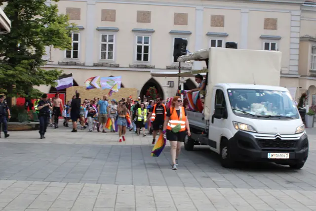 Am Samstag zog die Pride, Zeitgleich Demo und Party, durch die Innenstadt. Überschattet von politischen Parolen zum Nahostkonflikt. | Foto: Schauer