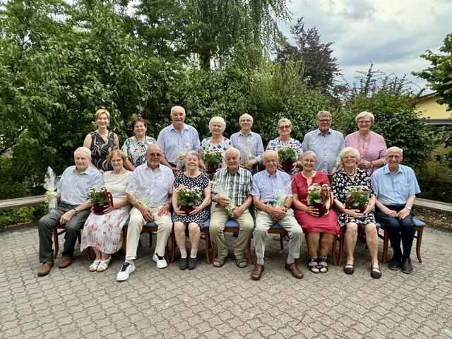 

Stehend vlnr.: Bgmin. Monika Fischer, Margarete und Josef (80.Geburtstag) Schmutzer, Aloisia und Rudolf Pasteiner (Goldene Hochzeit), Anna und Otto Hell (Goldene Hochzeit) und Vizebgm. Erika Zeh

Sitzend vlnr.: Franz Gartner (80. Geburtstag), Anna Goldnagl (80.Geburtstag), Josef Pasteiner (80. Geburtstag), Erna und Franz Hecht (Diamantene Hochzeit), Gottfried und Maria Bernhard (Diamantene Hochzeit), Maria (80. Geburtstag) und Robert Pritz | Foto: Gemeinde Pyhra