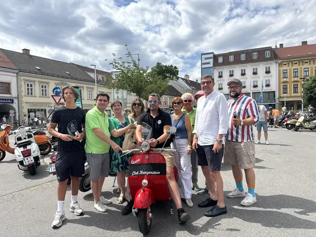 Vespisti, Organisatoren und Bürgemeister Gepp beim gemeinsamen Gruppenfoto